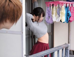 【桃瀬ゆり】キワどいノーブラ胸チラ、超短スカートヤリマン若妻！隣の学生にアソコ舐めさせ、おち○こ奪取！