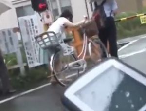 電車で痴カンされ、リモバイ貞操帯を埋められた人妻！自宅で仰け反り絶頂！