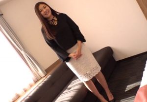 【人妻ナンパ】”緊張しますよね…あっ…あふっ…だめ…” 草食男子におっぱいビンタ、おち●ぽ咥えて勃起ペニスをパイパンま○こにナマ射精　