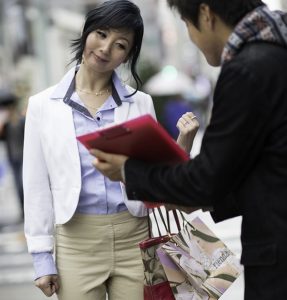 【美魔女 ナンパ】ランジェリー調査で、ロケ車に連れ込まれたセレブ妻… 恥部を弄られ、口説かれて、ヤングチ●ポと浮気SEX