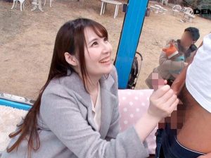 【子持ちママ ナンパ】悩めるデカチンに、うっとりしちゃった奥様が、目の前にパパと赤ちゃんがいるのに、生チ●ポで背徳SEX